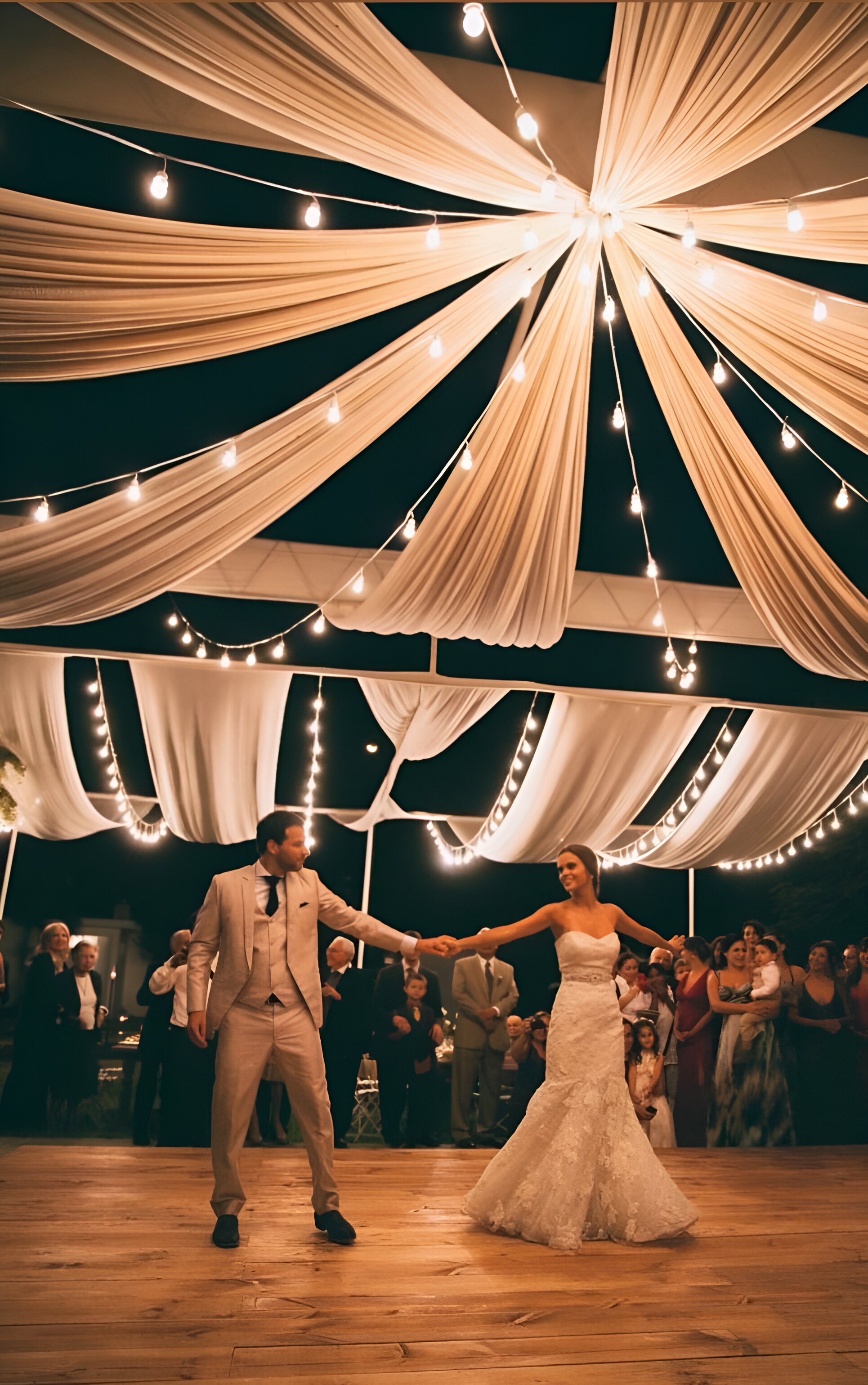 Bruidspaar danst de openingsdans onder een feesttent